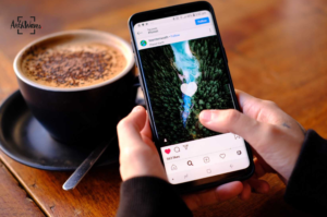Photo d'un téléphone et d'un café pour illustrer l'article Comment publier sur Instagram ?