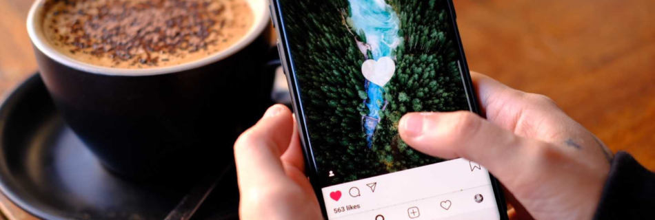Photo d'un téléphone et d'un café pour illustrer l'article Comment publier sur Instagram ?